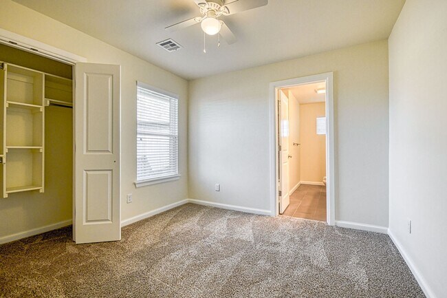 Building Photo - 3100 Pebble Pond Dr