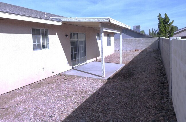 Building Photo - 3+2 Stylish, Move-In Ready Home with New Flooring and Fresh Interior