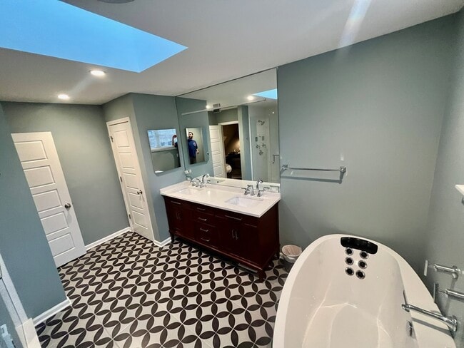 Building Photo - 3700 N Hermitage Ave