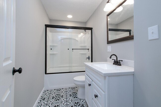 Building Photo - 690 North Dr