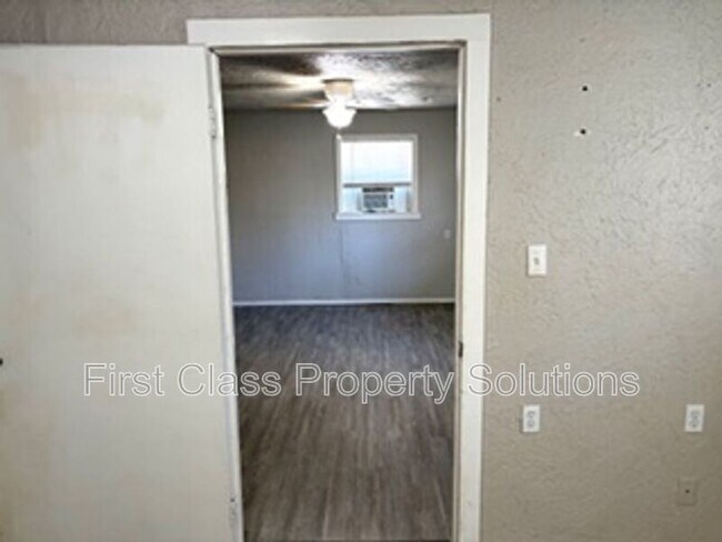 Building Photo - 404 S Burdick St