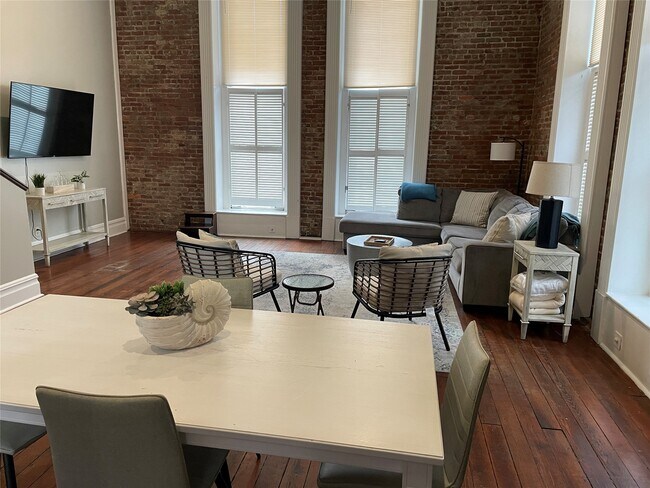 Building Photo - 2118 The Strand