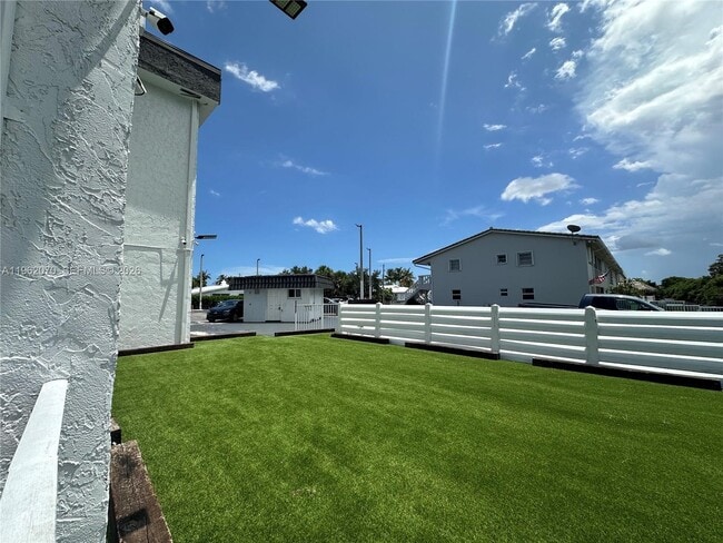 Building Photo - 1400 NE 56th St