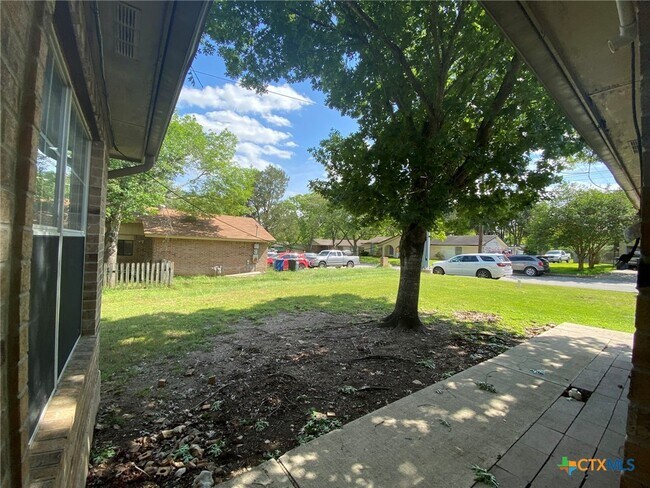 Building Photo - 570 Beverly Ln