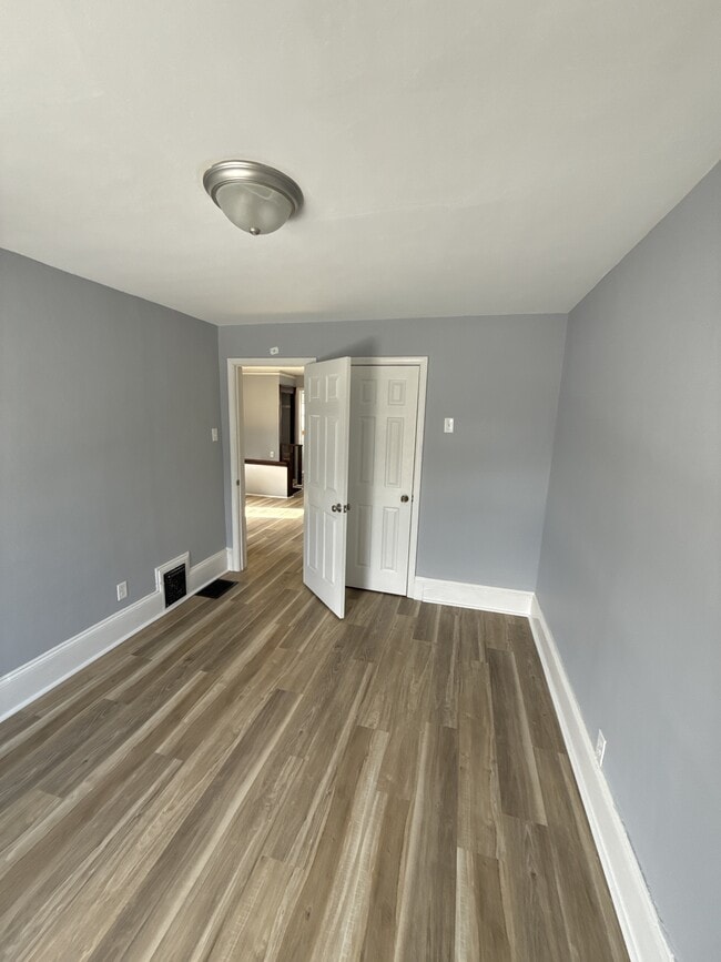 Building Photo - 913 10th St