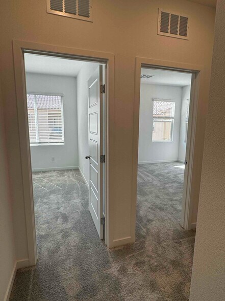 Building Photo - 2552 Venetia Pointe St