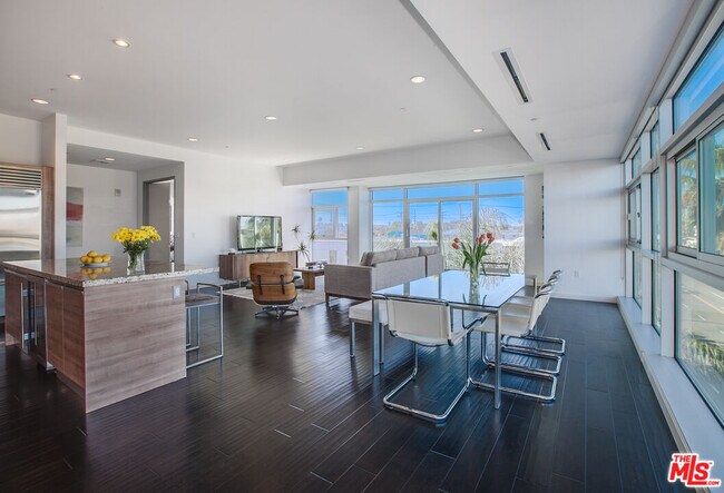 Building Photo - 3111 Vía Dolce