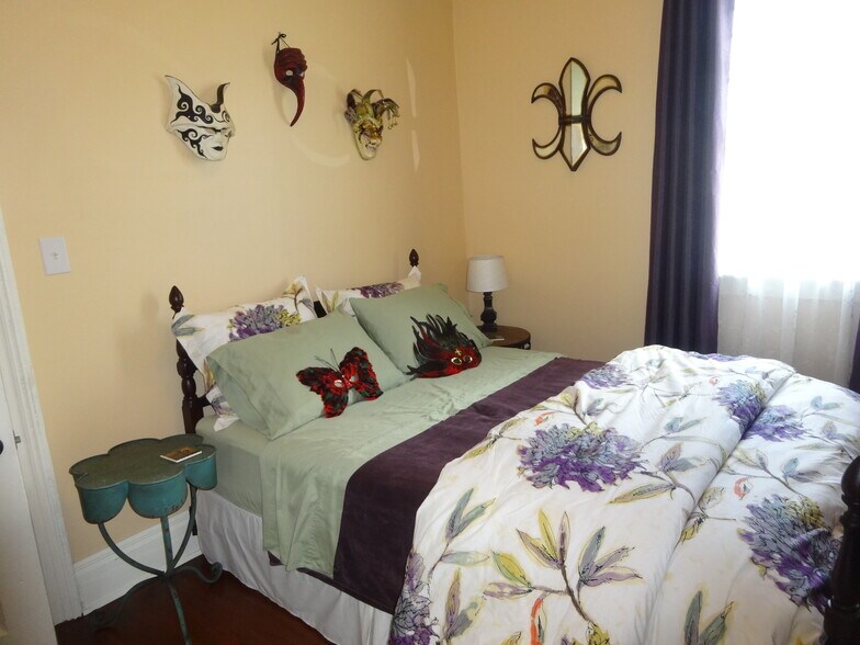 front bedroom - 1013 Touro St