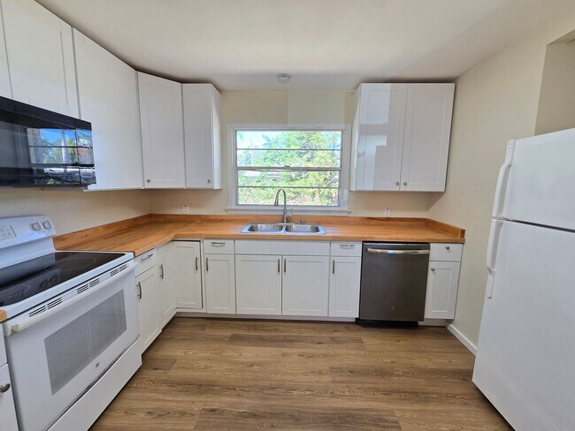 Building Photo - Charming 3 Bed / 2 Bath Annual Rental in S...