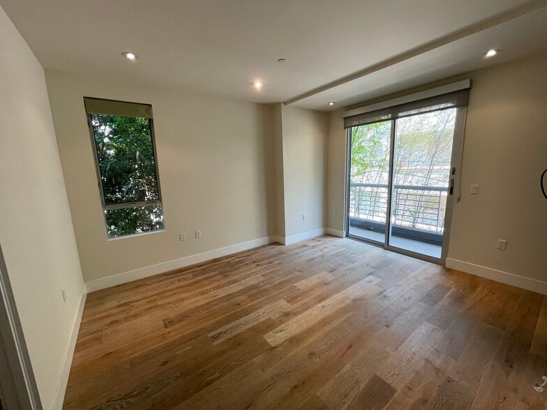 Building Photo - 1666 Greenfield Ave