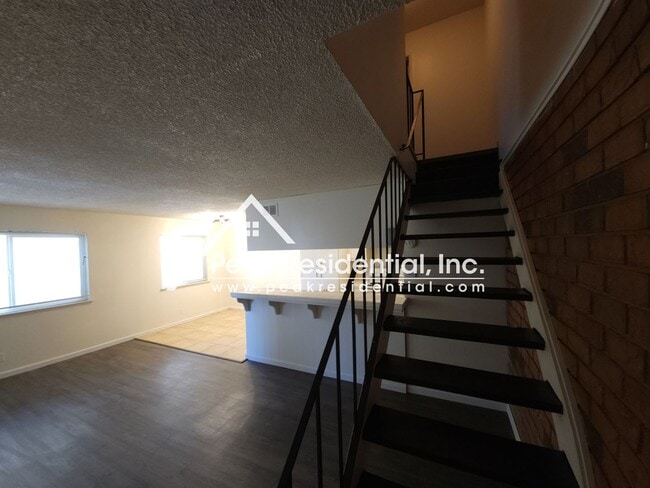 Building Photo - Spacious 2bd/1ba Sacramento Fourplex