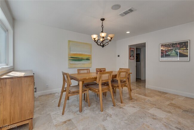 Building Photo - 840 Pinehurst Dr