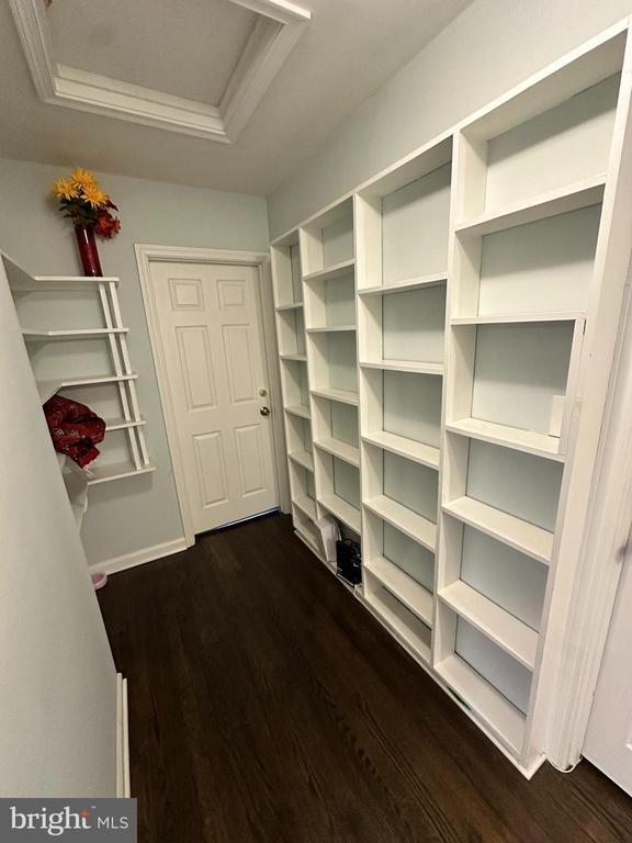 Building Photo - 10006 Green Forest Dr