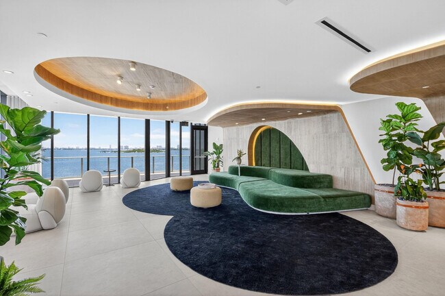 Building Photo - 700 NE 24th St