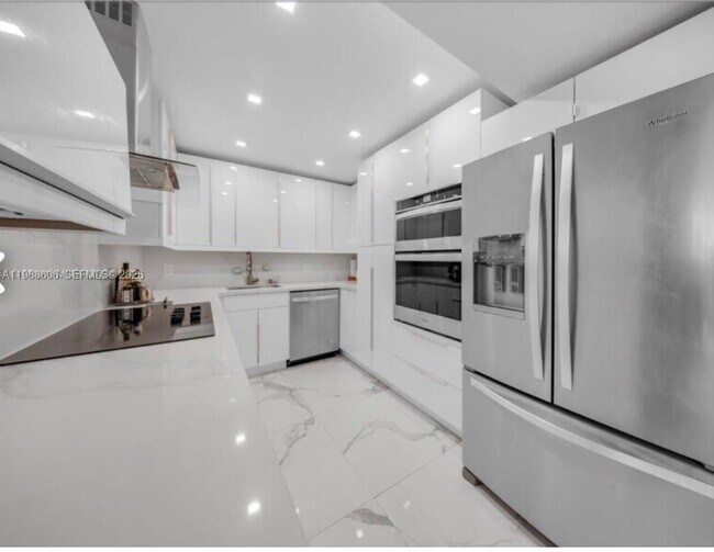 Building Photo - 2500 Parkview Dr