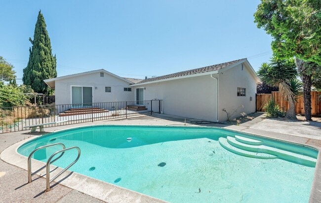 Building Photo - Spacious 3 BD / 2 BA Home with Beautifully...