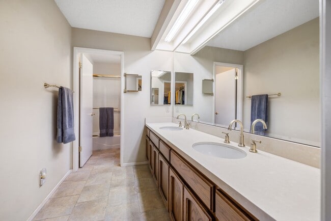 Building Photo - Breathtaking views of Hood Mountain and Su...