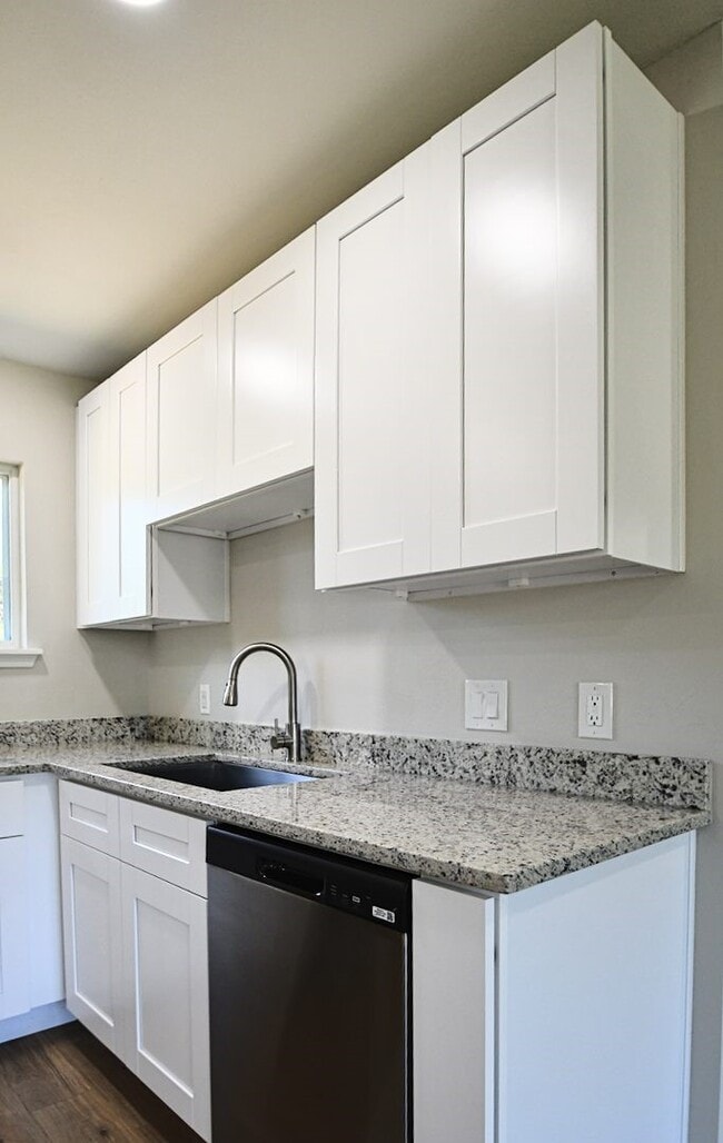 Building Photo - 10910 Fullerton Dr