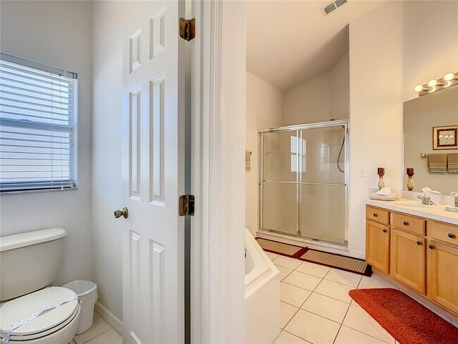 Building Photo - 16724 Rolling Green Dr