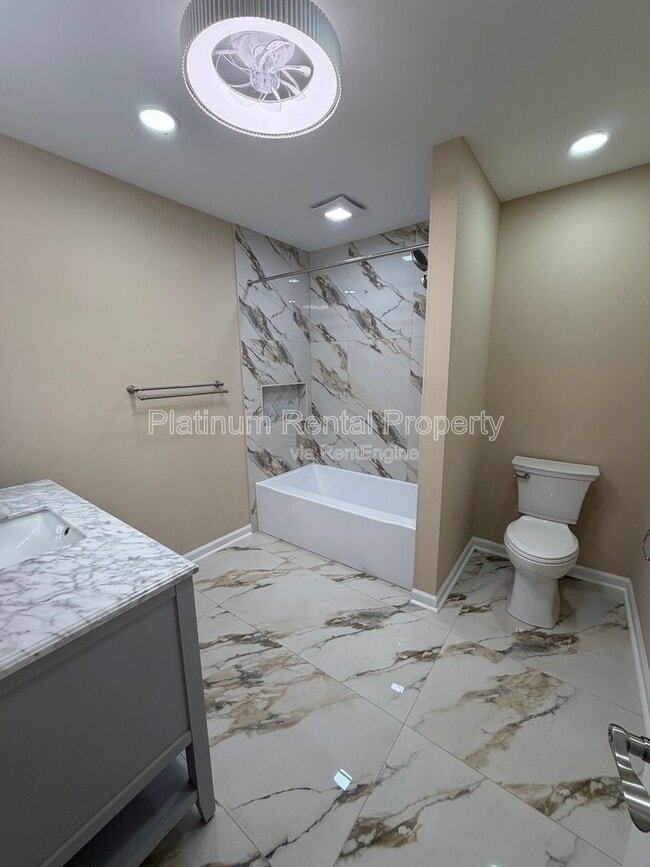 Building Photo - 1900 Selwyn Dr