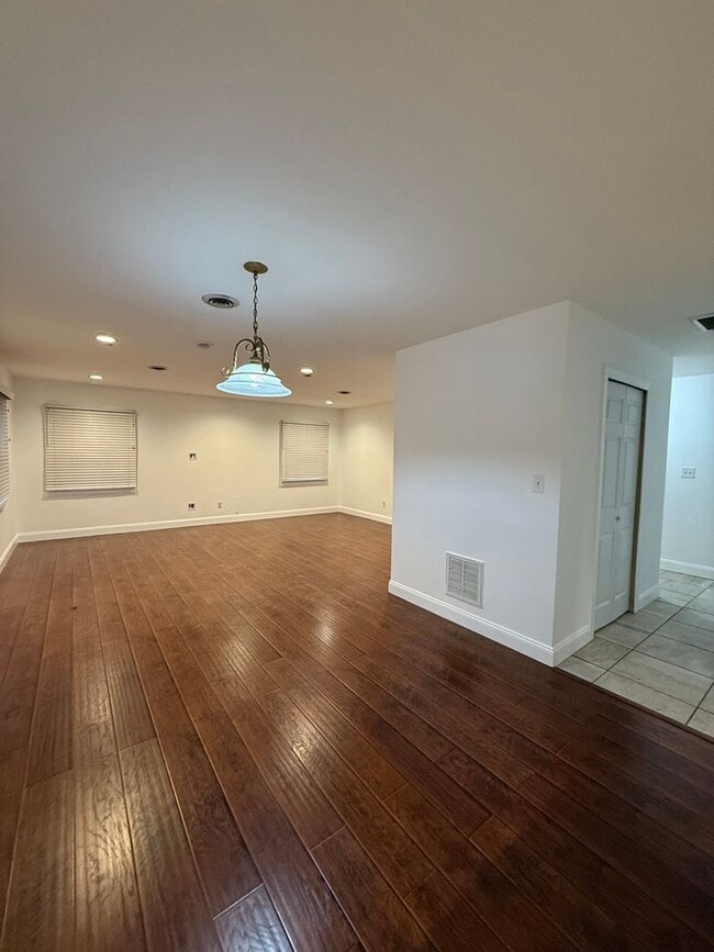 Building Photo - 25 Pembrook Ln