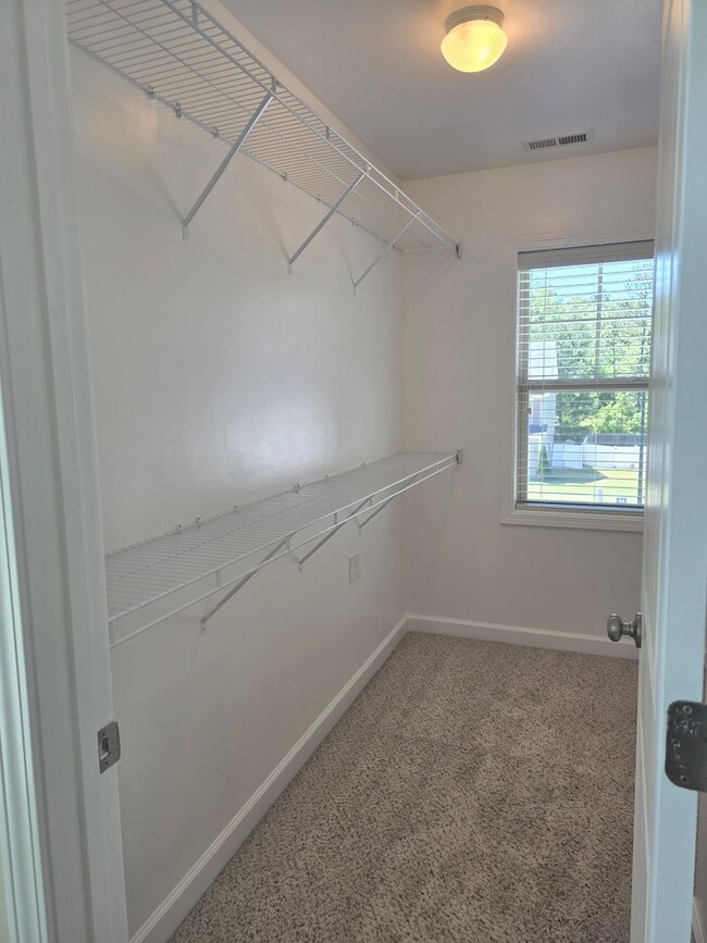 Building Photo - New Listing!!