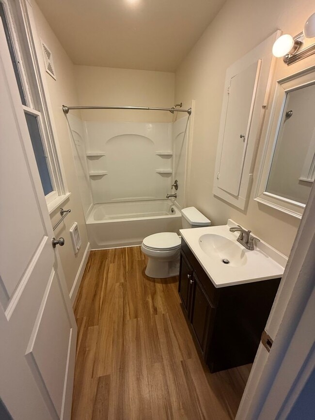 Building Photo - 316 E Peach St