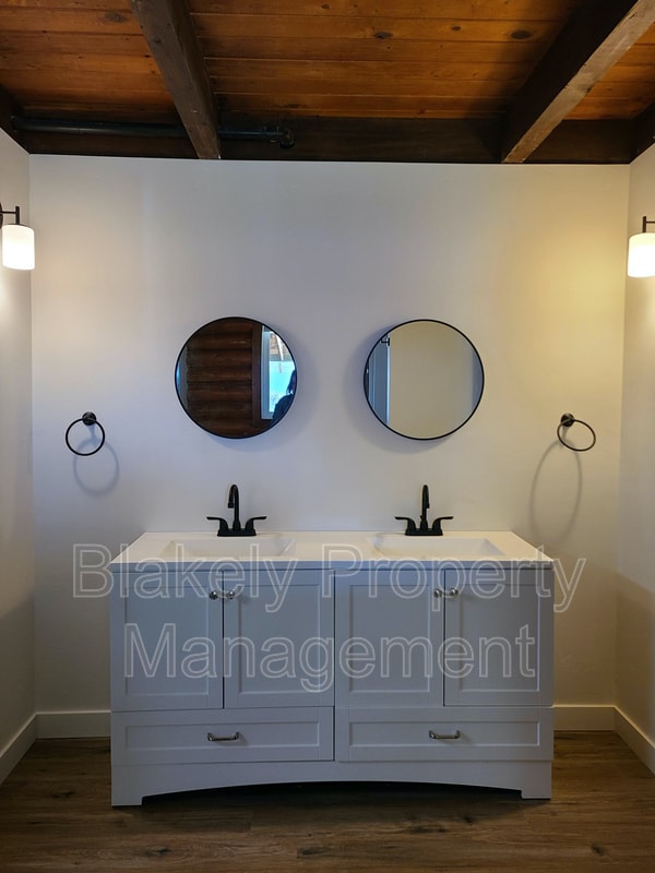 Building Photo - 15905 Ellis Ave