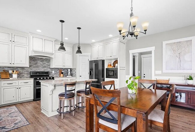 Building Photo - Beautiful Custom Home