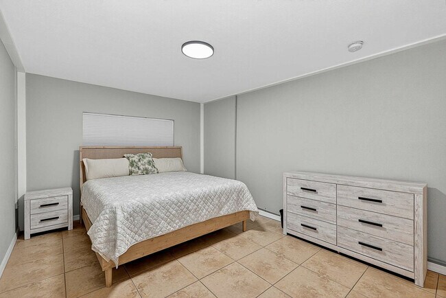 Building Photo - 324 Avenida Madera