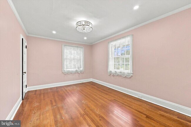 Building Photo - 490 Bancroft Rd