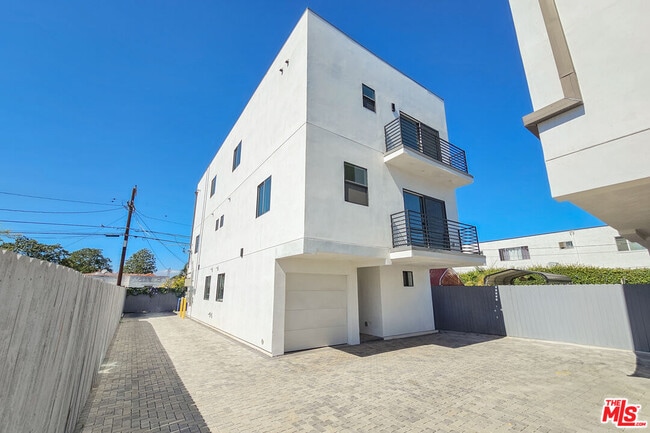 Building Photo - 1921 1/2 Carmona Ave