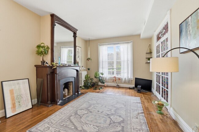 Building Photo - 1220 Louden St