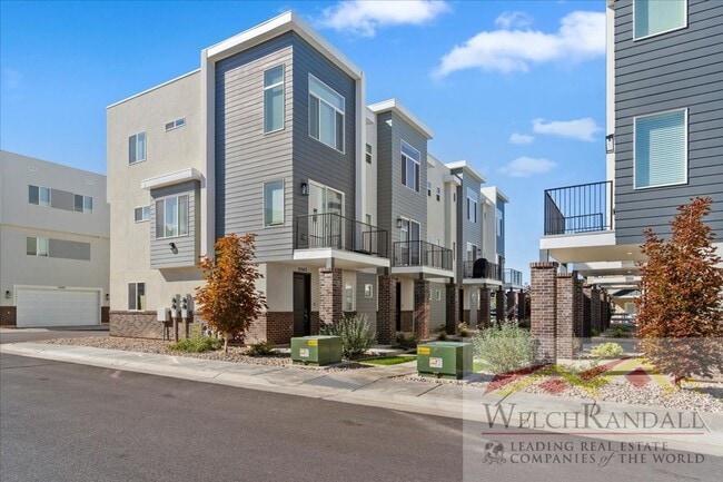 Primary Photo - Beautiful 3 Bed 2.5 Bath Townhome in West ...