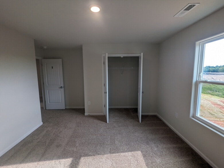 Building Photo - Room in House on Nia Rd