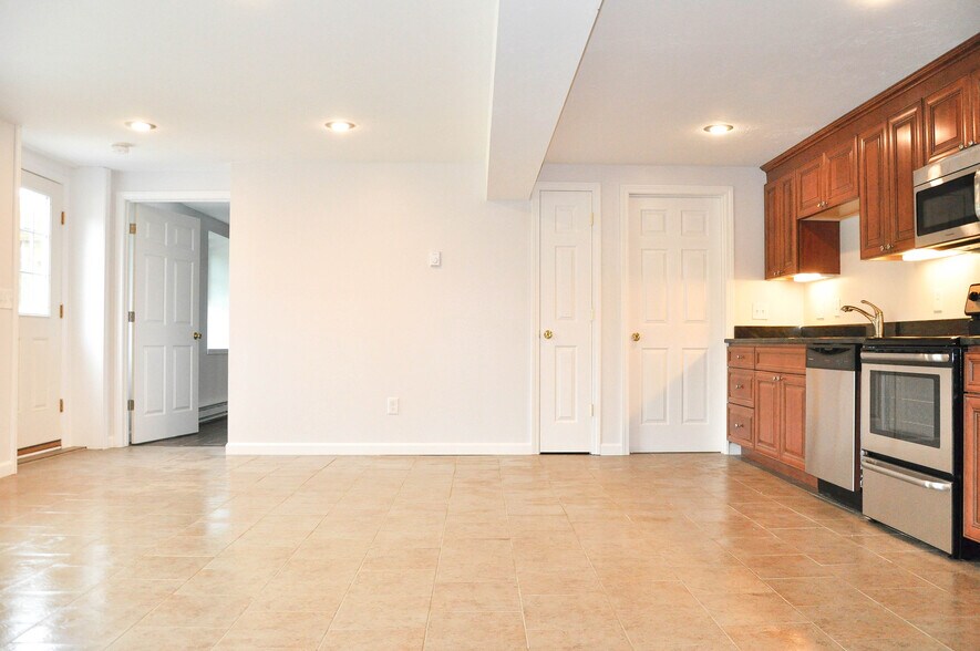 Building Photo - 152 Main St