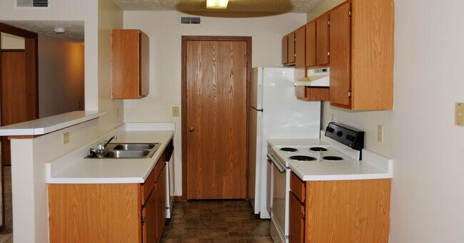 Building Photo - 5561 Cedar Springs