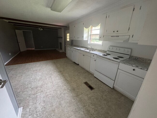 Building Photo - 2068 Whitesville Rd