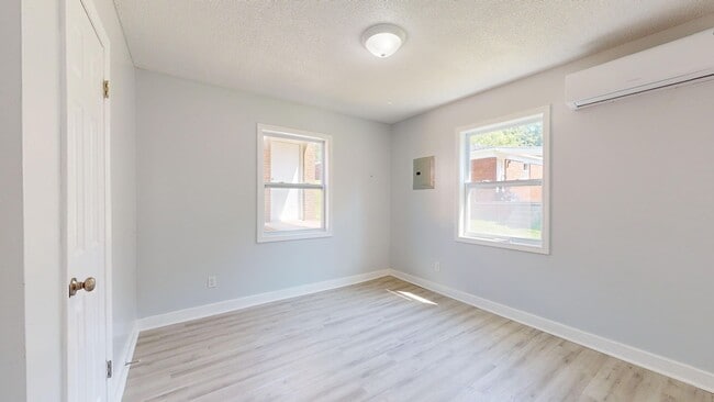 Building Photo - One-Month Free Move in Special plus 1/2 off your Security Deposit - 2 Bed/1 Bath Stand Alone Home...