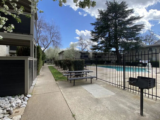 Building Photo - Menlo Pointe