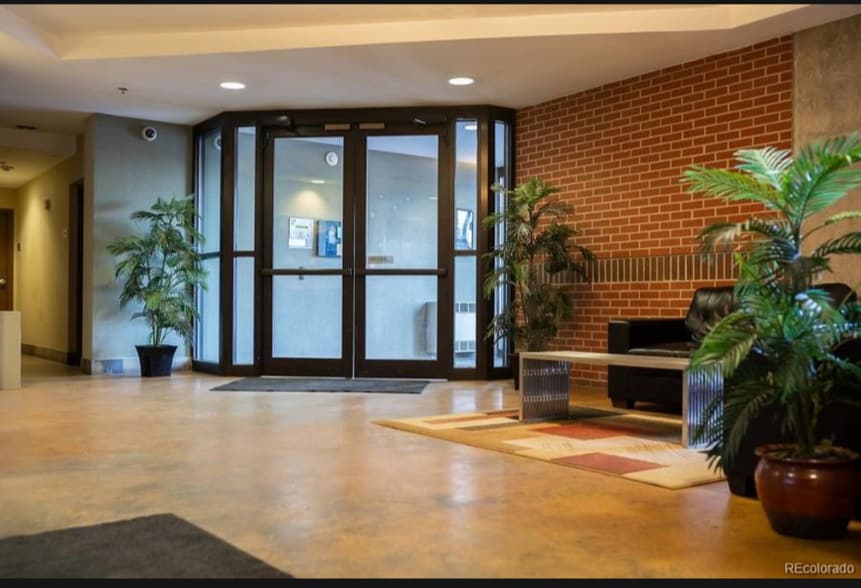 Lobby entrance - 15475 Andrews Dr