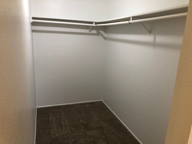 Building Photo - Updated single level 2 bedroom 1 bath duplex in Springfield!