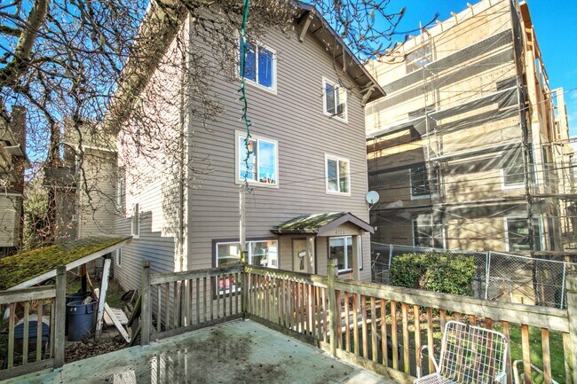 Building Photo - 8 Bedroom home in the Heart of the U-district