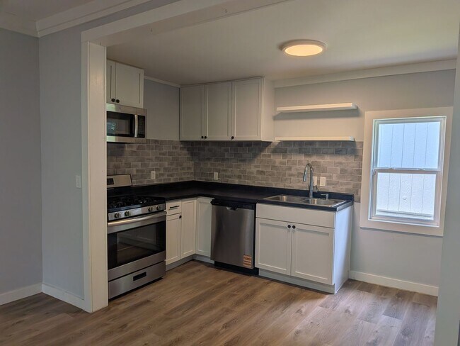 Building Photo - Move in Ready 4 Bed 2 Bath House