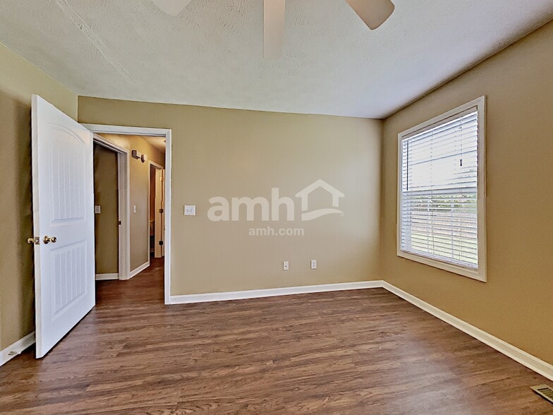 Building Photo - 1103 Bolton Dr