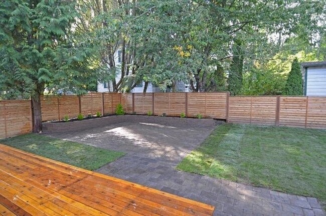 Building Photo - Spacious 5-Bedroom Home for Rent in the Maple Leaf Community