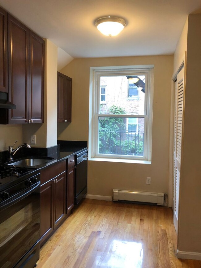 Building Photo - Beautiful 3 bed in the North End!