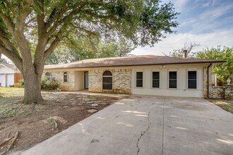 Building Photo - Charming 3-Bedroom Home with Fireplace & E...