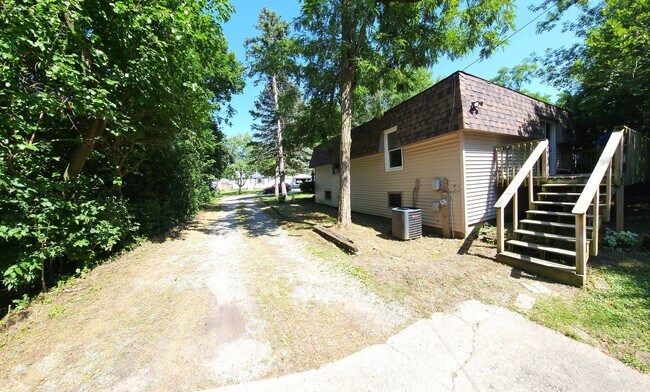 Building Photo - 120 S Park St