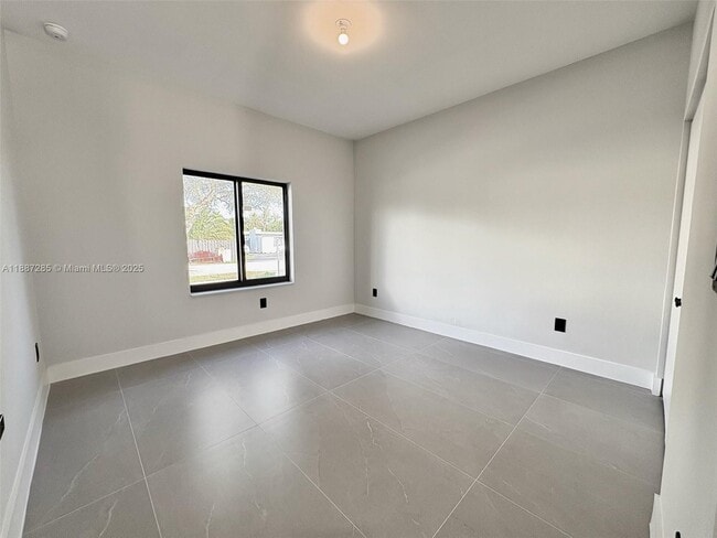 Building Photo - 1005 SW 25th Ave